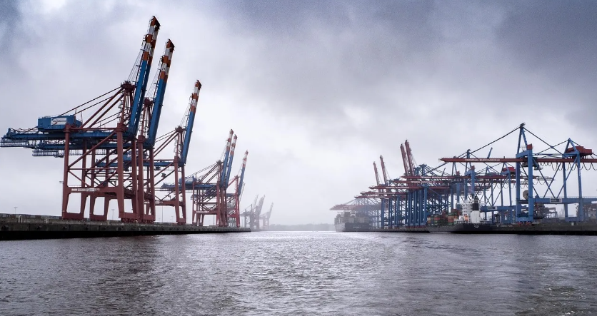 利润暴跌53%！需求萎缩、关税悬顶，集装箱航运“寒冬”将至？