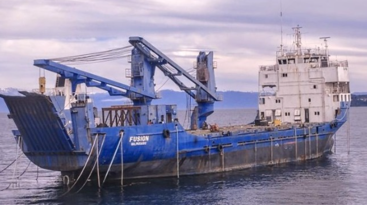 48年老旧货船在港口部分沉没，污染风险引关注！