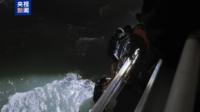 海南一貨船傾覆，6人落水！