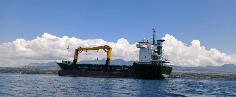 约30个集装箱坠海！一货船在港口作业期间突发事故