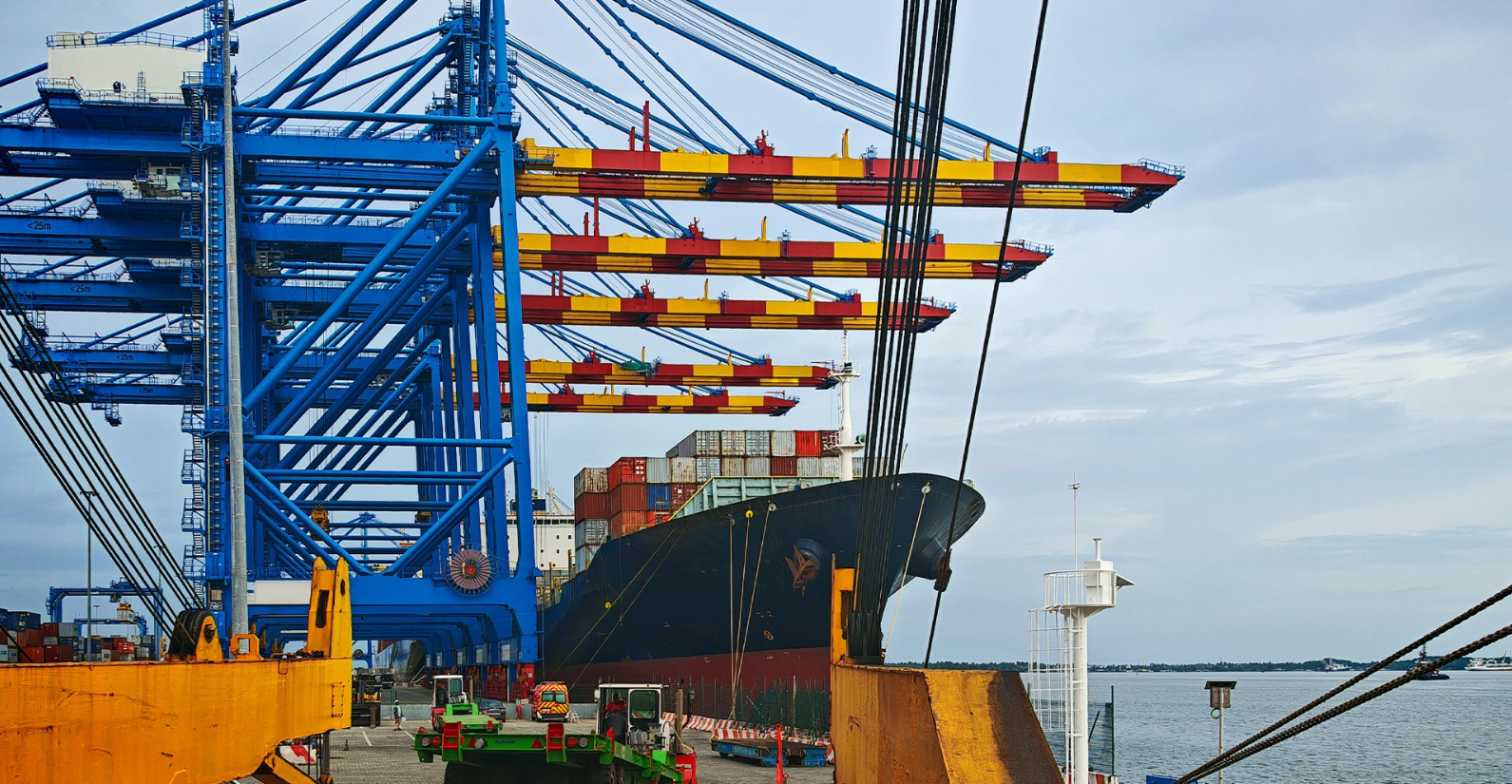 船司紧急加征附加费！港口拥堵、极端天气致航运危机升级